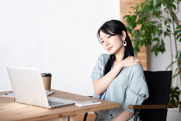 首や肩の筋肉疲労や長時間の同じ姿勢