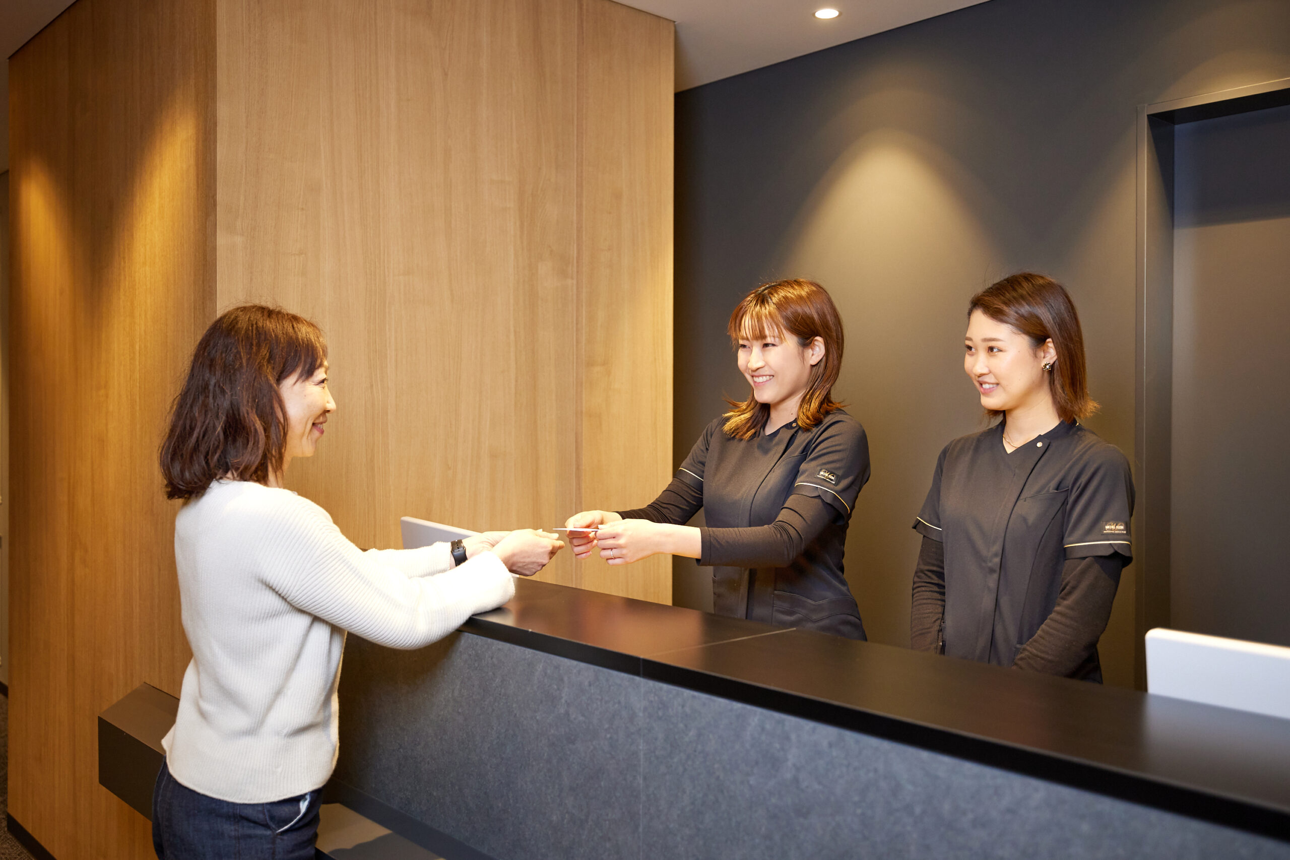 保険証をご提示いただき、問診票をスタッフよりお渡し