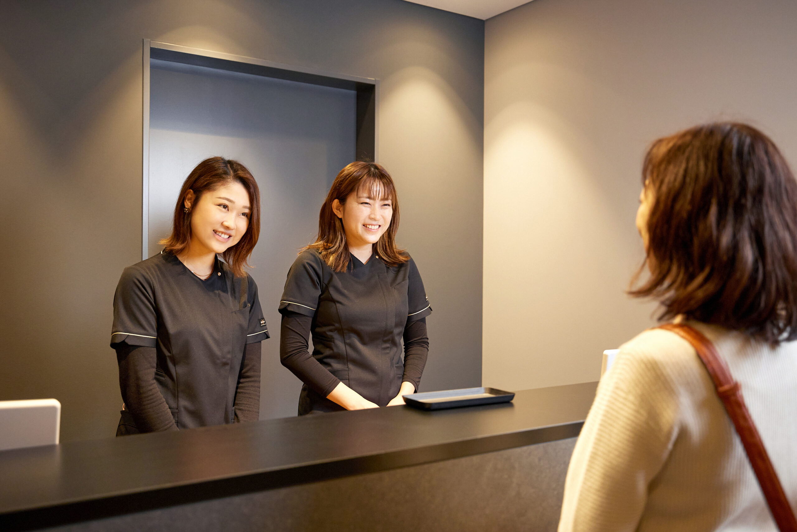 受付にてお会計時に次回の診察日のご予約や処方箋をお渡し