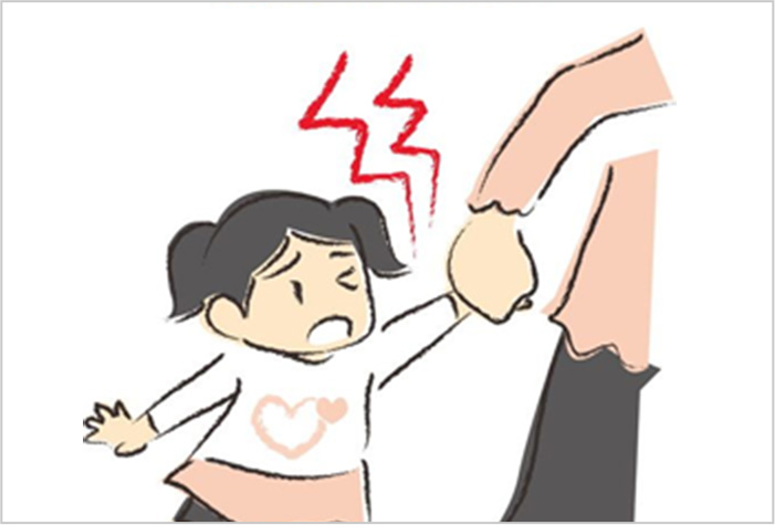 幼児の手を引っ張ったら泣いて動かさない
