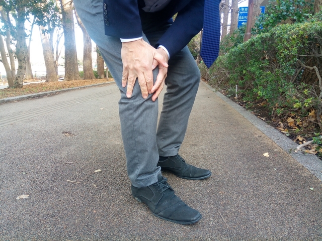 膝の痛みに悩む方のイメージ 新松戸整形外科リハビリテーションクリニック