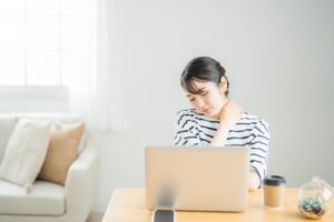 いつまで続く?むちうちの後遺症に悩む人必見の改善方法とセルフケア