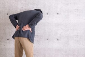 20代で腰椎分離症に？痛みの原因と再発を防ぐ効果的なリハビリ方法